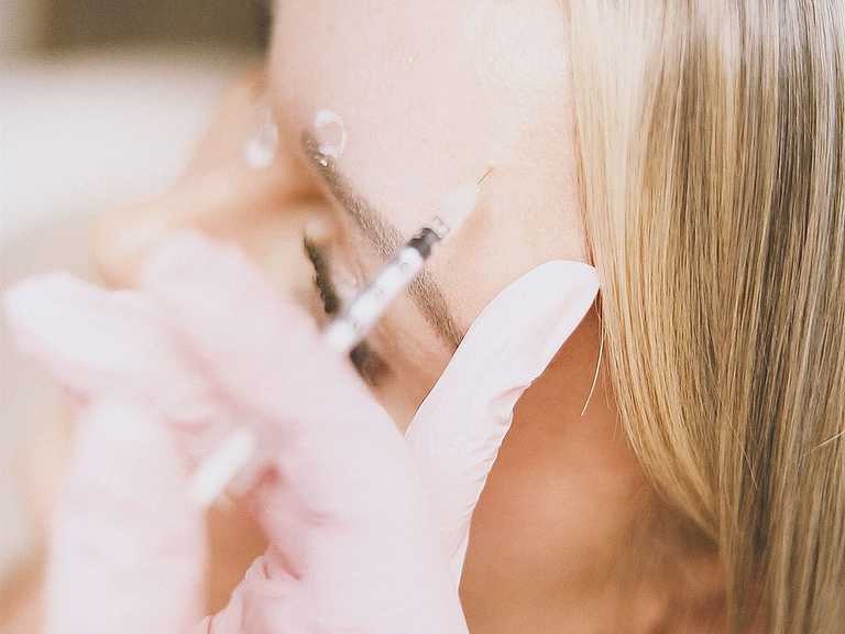 Aplicacao estetica facial com seringa em ambiente de cuidado