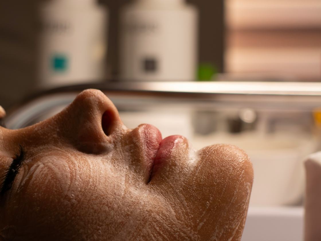 Cuidado facial com espuma em ambiente estetico